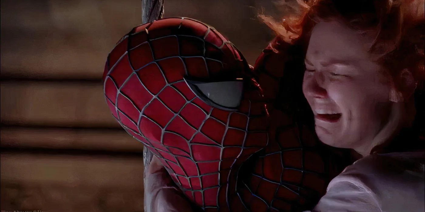 Spider-Man salva Mary Jane di Kirsten Dunst dalla caduta in Spider-Man (2002)