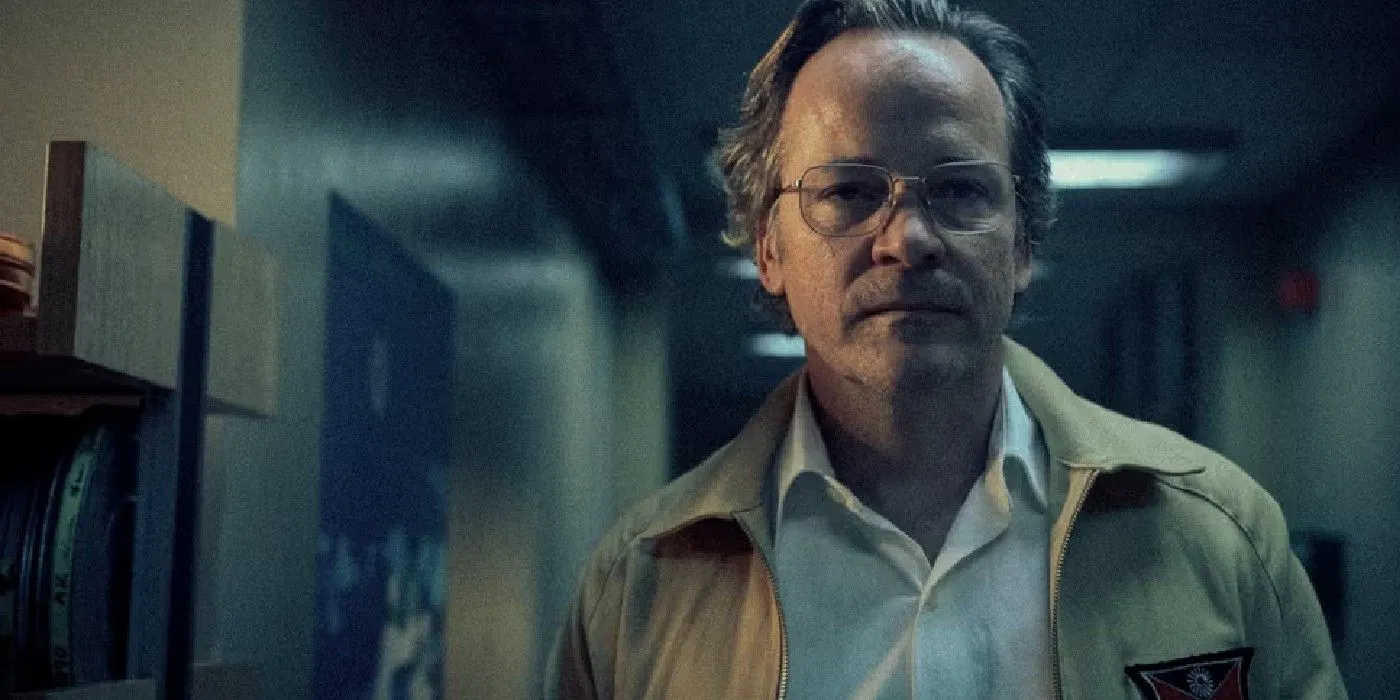 Peter Sarsgaard como Roone caminhando por um corredor em 5 de setembro