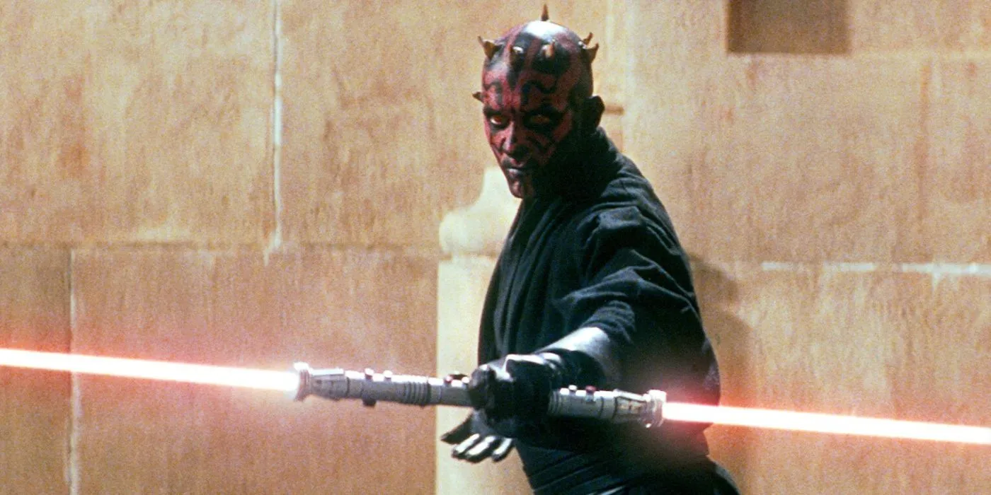 Darth Maul tiene la sua spada laser a doppia lama davanti a sé in La minaccia fantasma