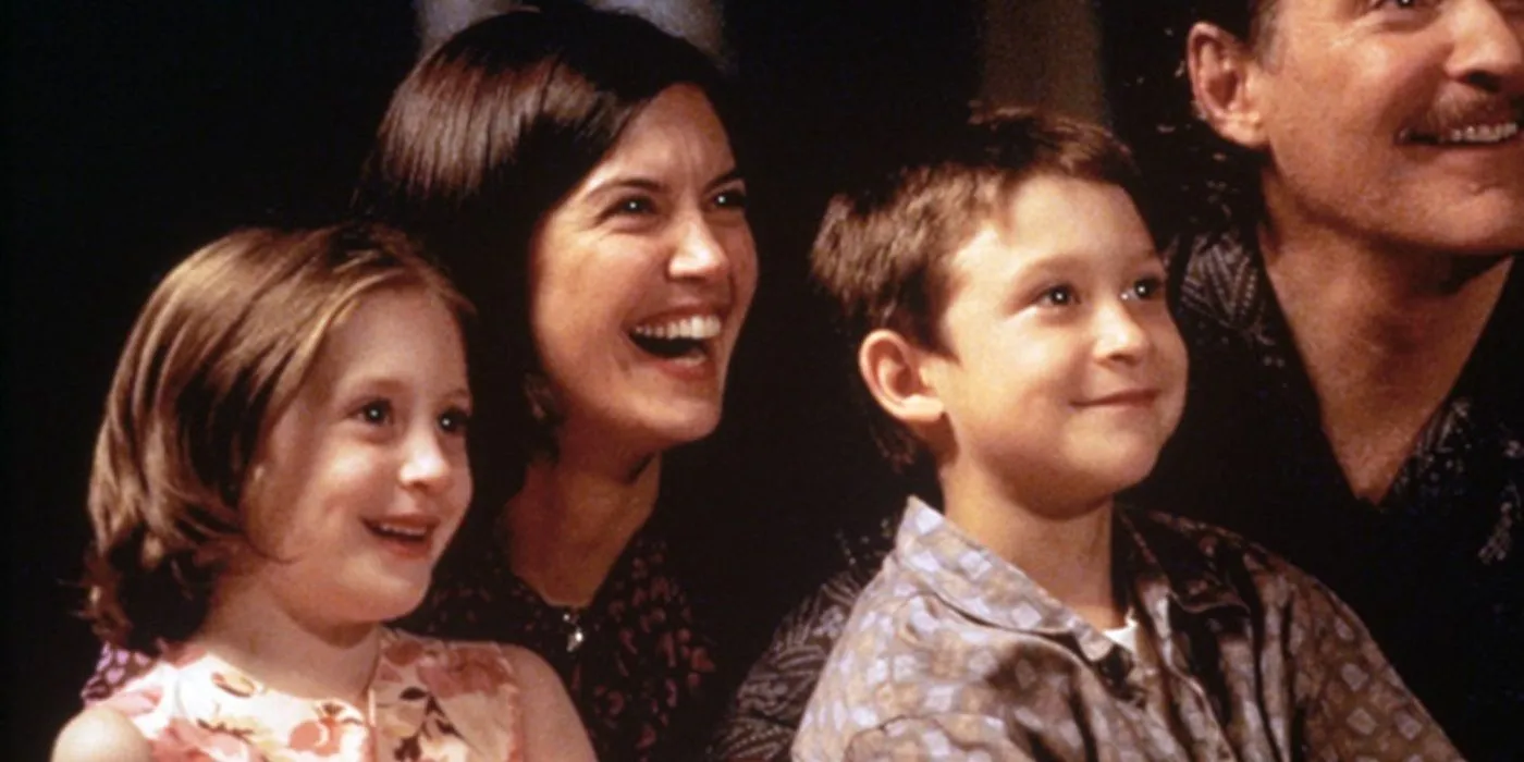 Phoebe Cates sorrindo em The Anniversary Party