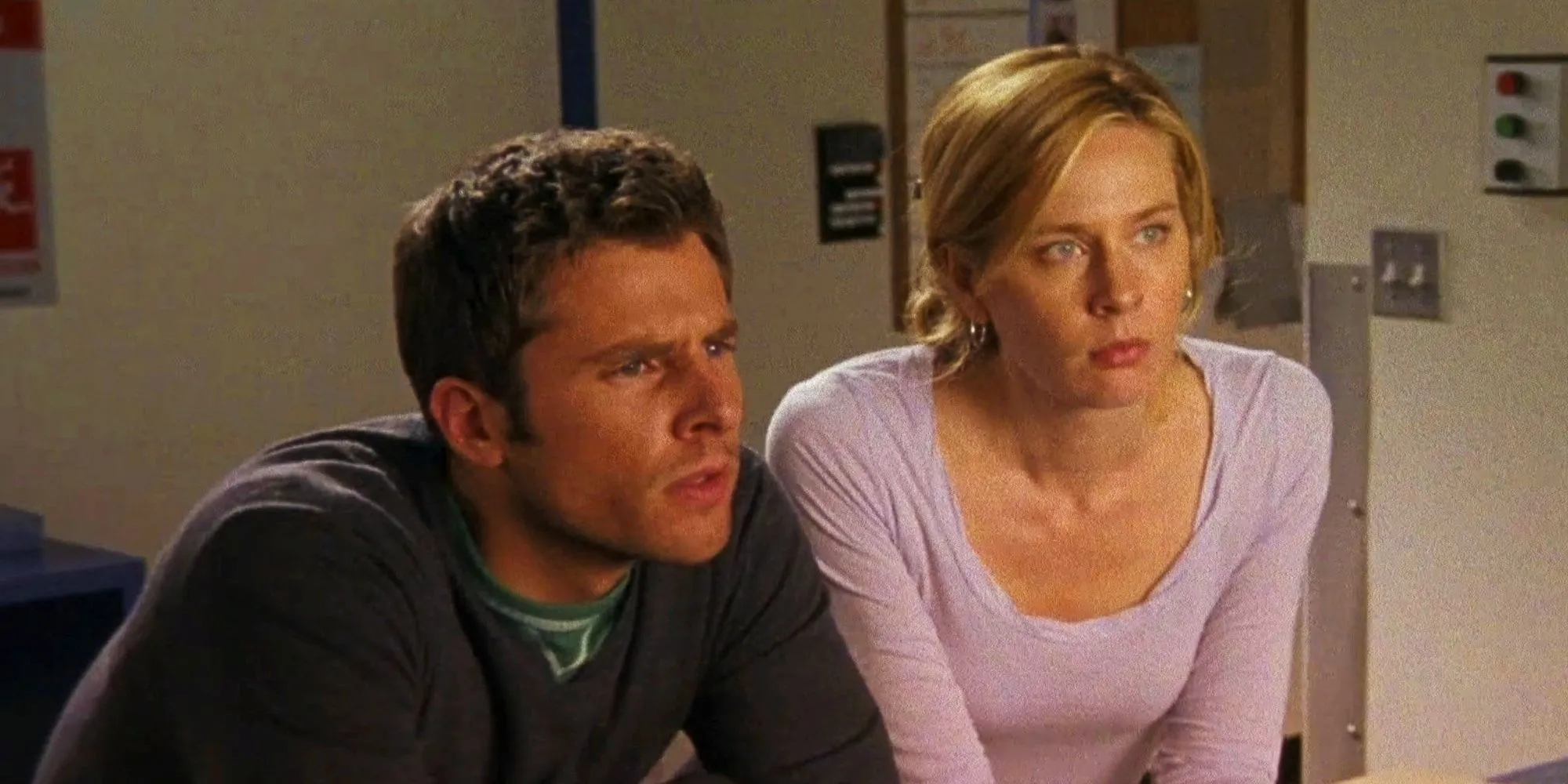 Anne Dudek als Lucinda Barry und James Roday als Shawn am Schießstand im Psych-Pilotfilm.