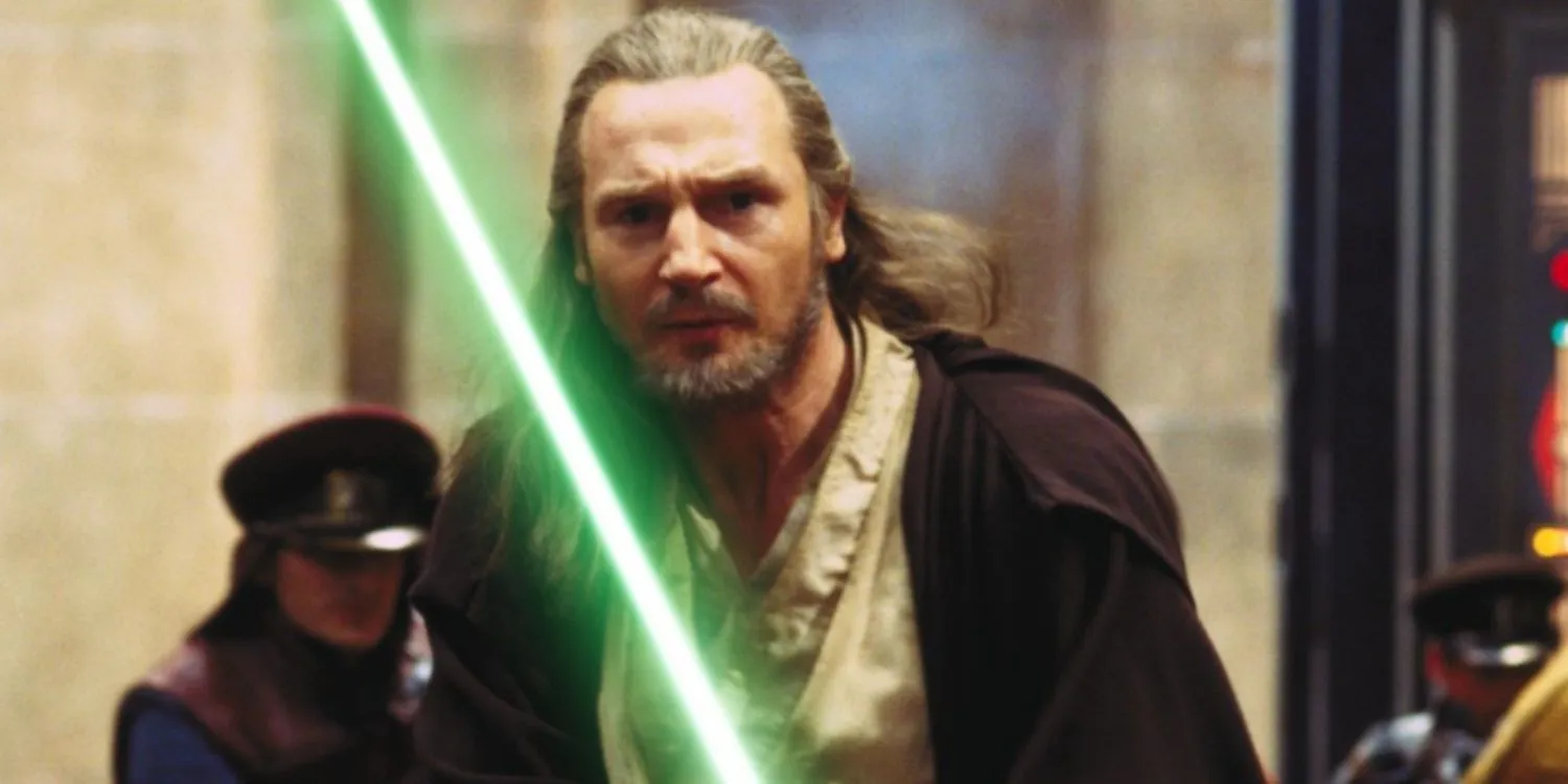 Qui-Gon con una spada laser in Star Wars: La minaccia fantasma