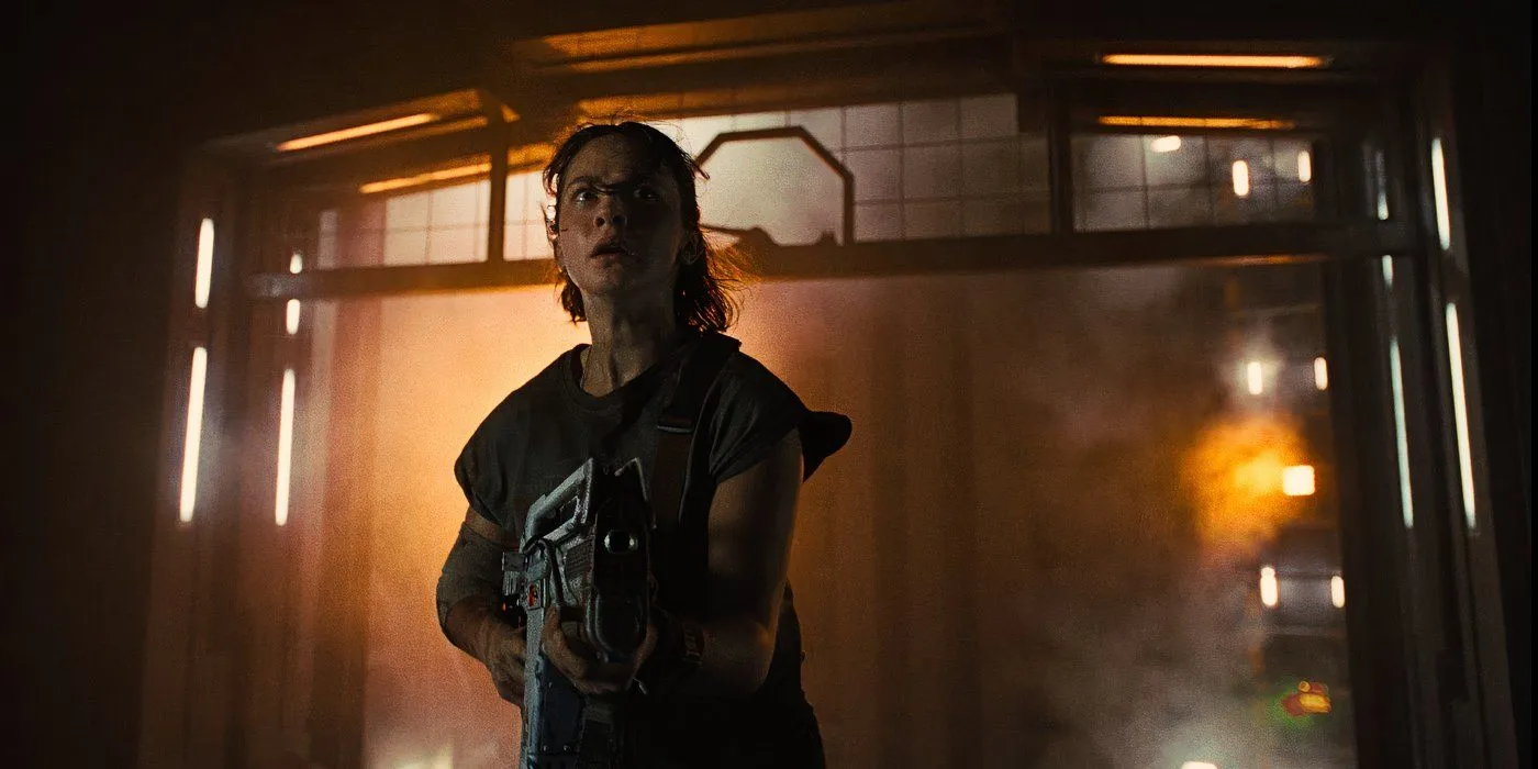 Cailee Spaeny dans Alien : Romulus tenant un pistolet