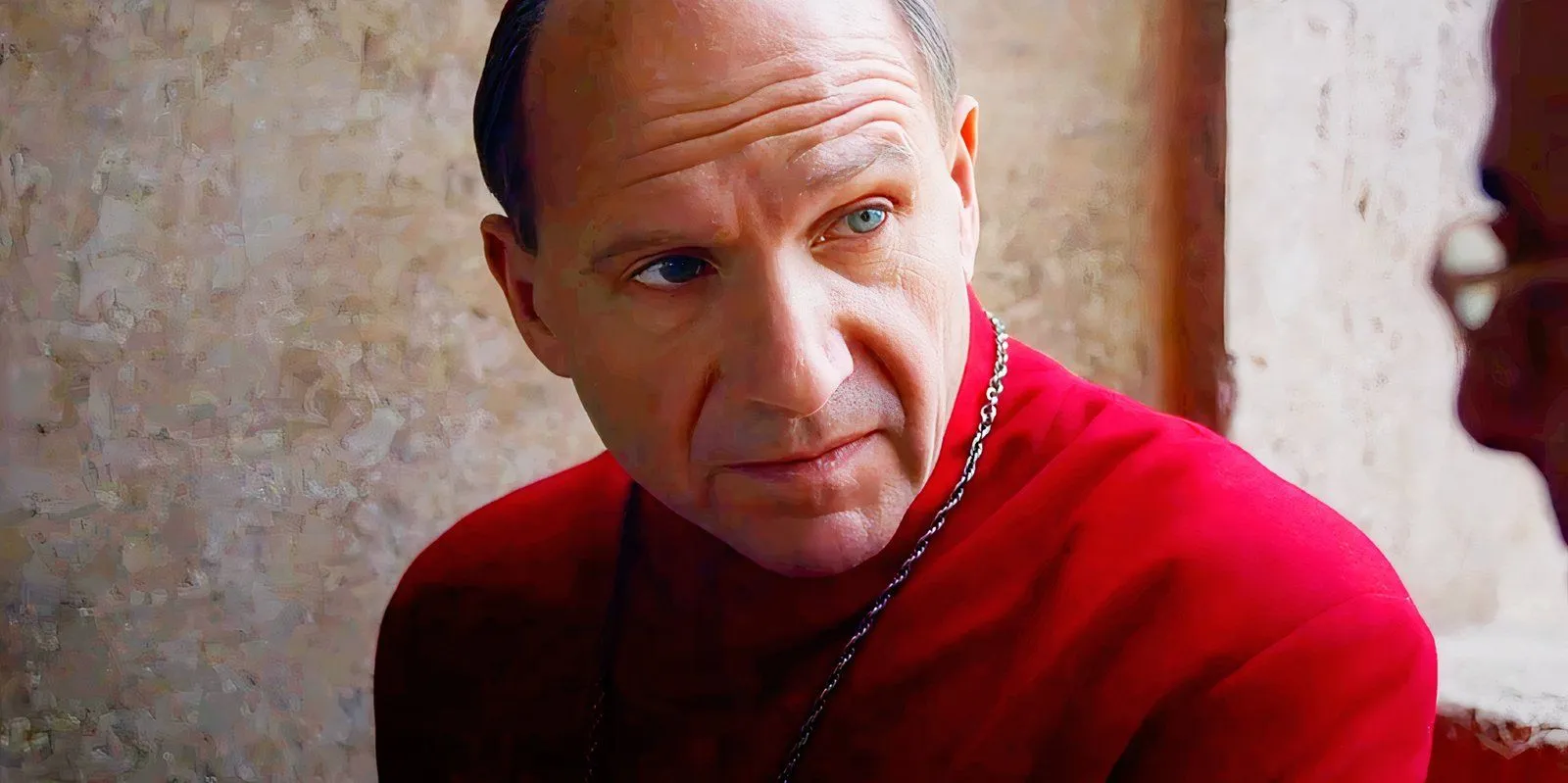 Ralph Fiennes dans le rôle du cardinal Lawrence dans Conclave