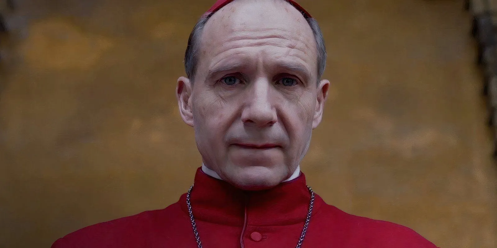 Ralph Fiennes parece chocado com o cardeal Lawrence no conclave