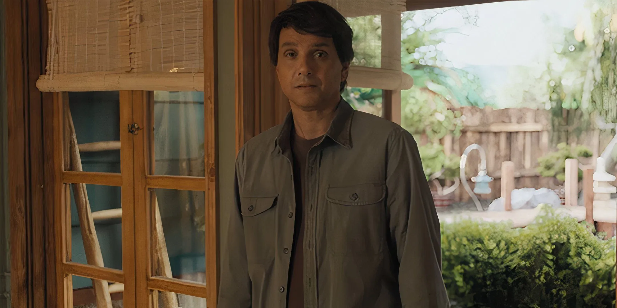 Ralph Macchio como Daniel LaRusso parecendo incerto parado na porta em Karate Kid Legends