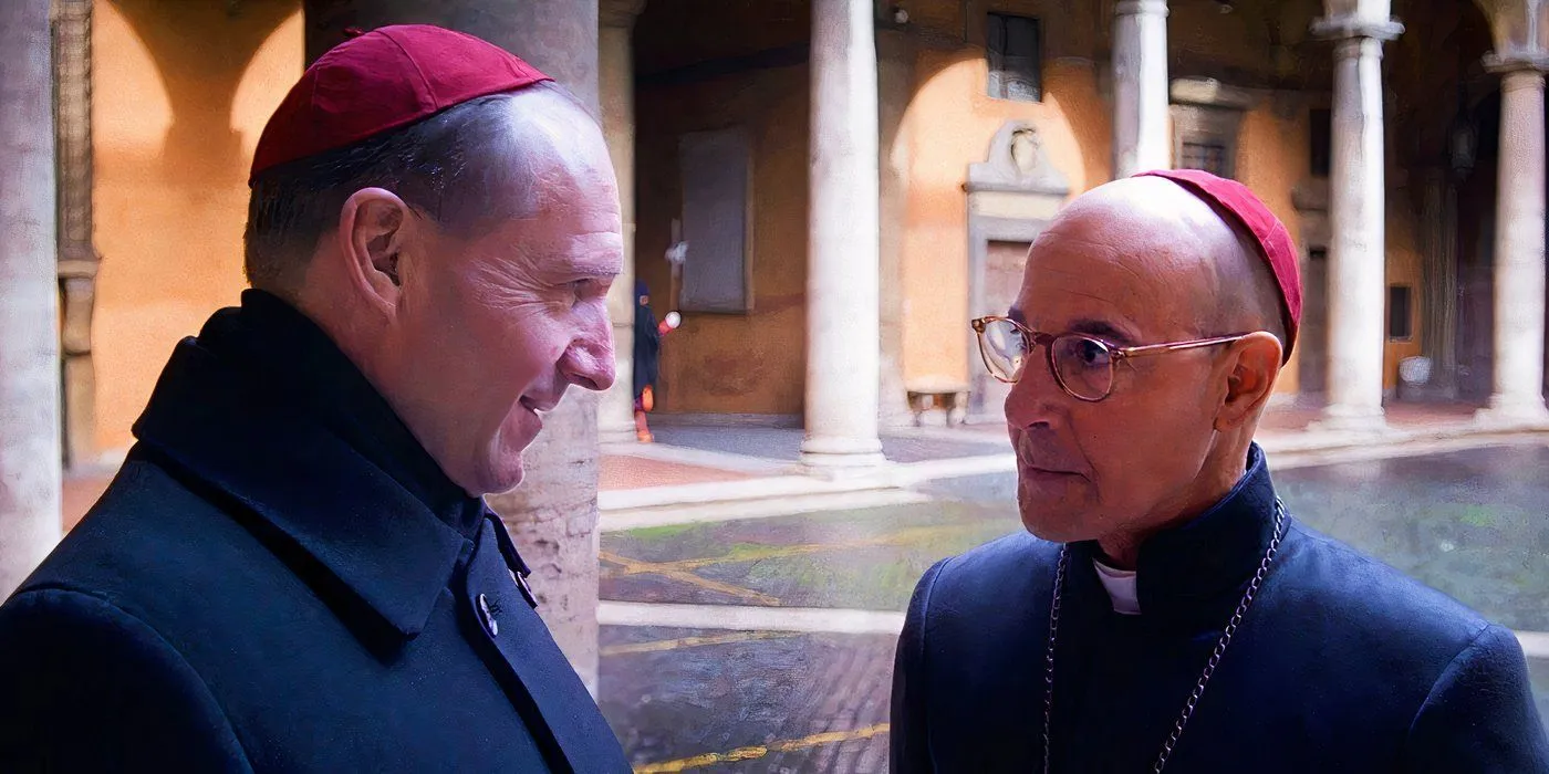 Ralph Fiennes et Stanley Tucci discutent en Conclave