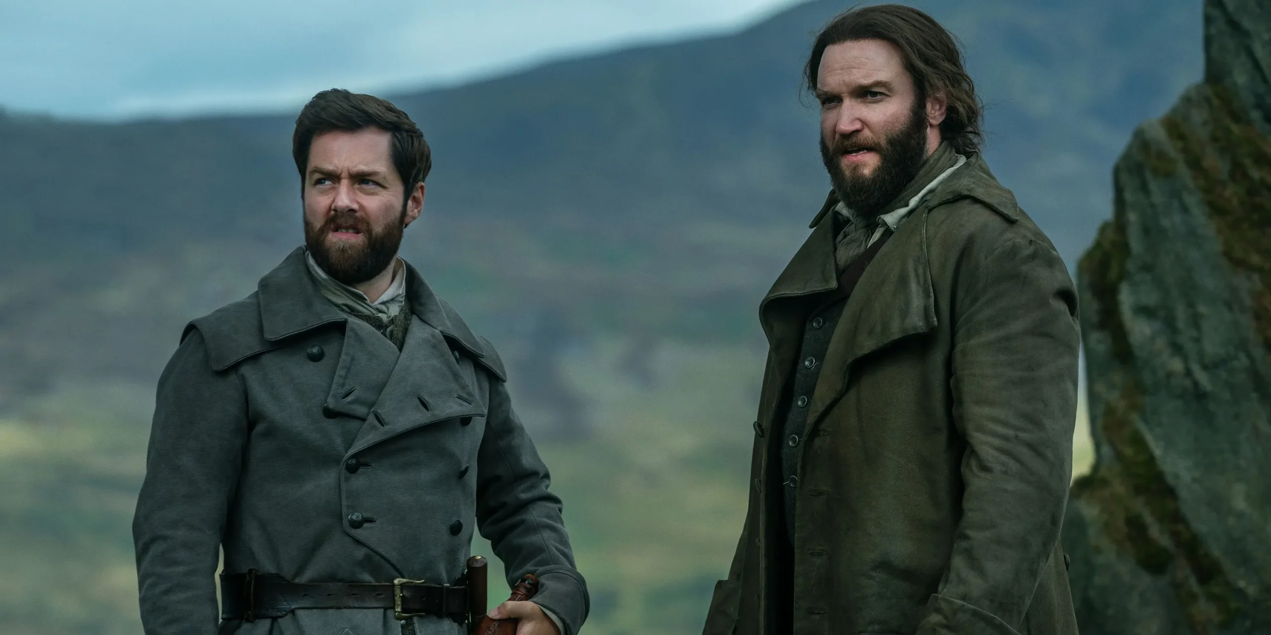 Roger et Buck dans les années 1700 dans Outlander Saison 7, Épisode 9