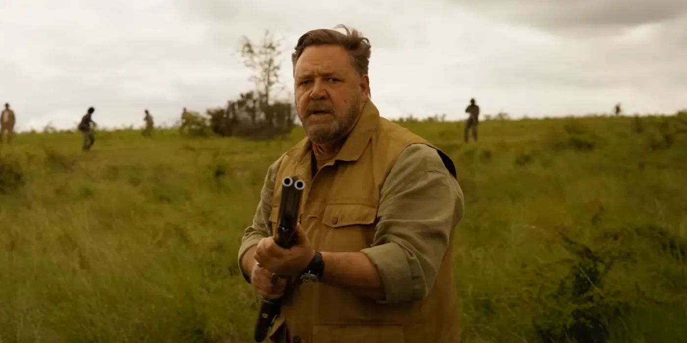 Russell Crowe nel ruolo del padre di Kraven in Kraven il cacciatore con in mano una pistola