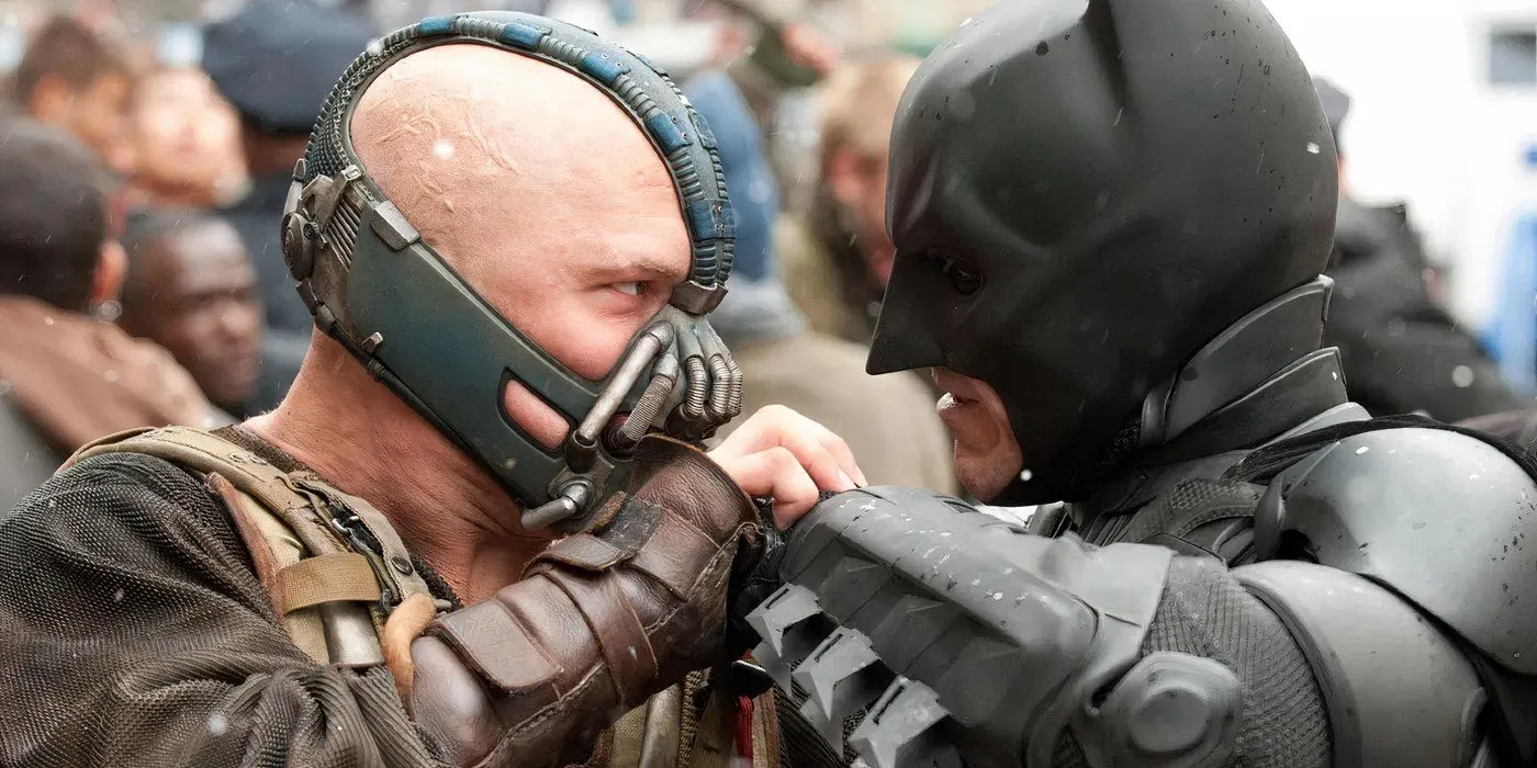 Tom Hardy jako Bane walczy z Christianem Bale’em jako Batmanem w filmie „Mroczny rycerz powstaje”