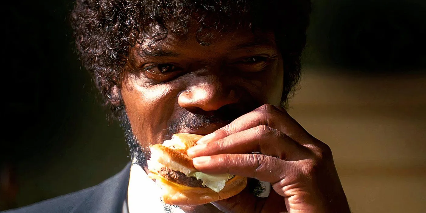 Samuel L. Jackson mangia un cheeseburger in Pulp Fiction