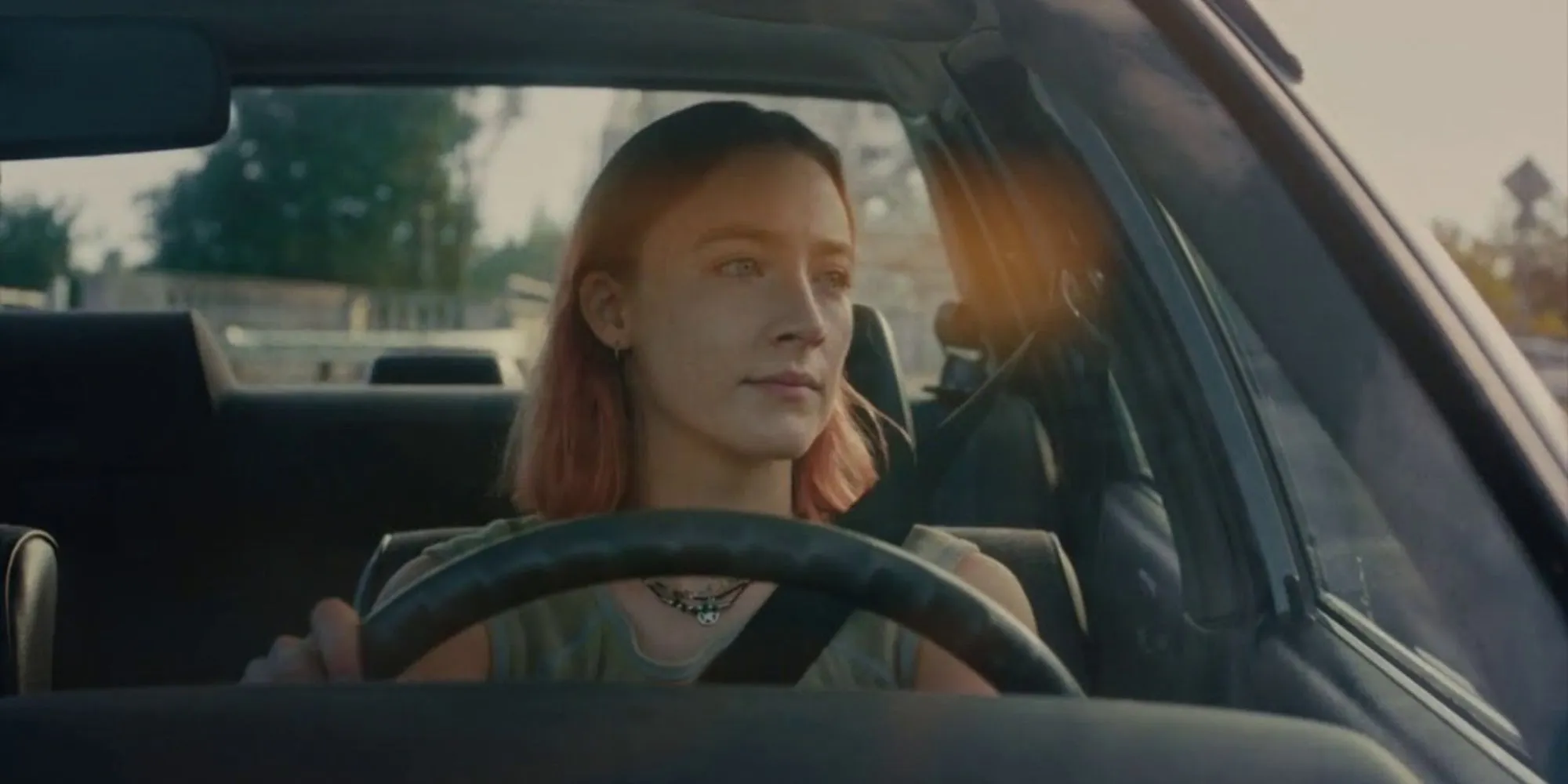 Saoirse Ronan guida attraverso Sacramento in Lady Bird