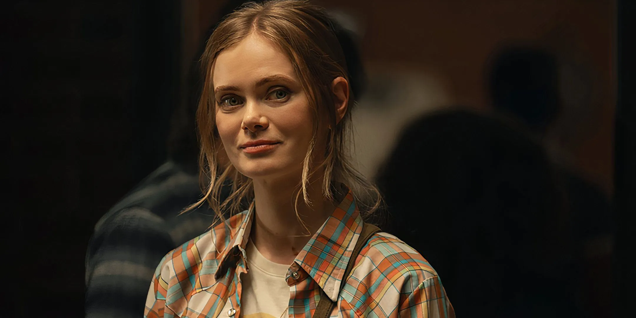 Sara Paxton als Paige, die in „Based on a True Story“ Staffel 2 etwas anlächelt