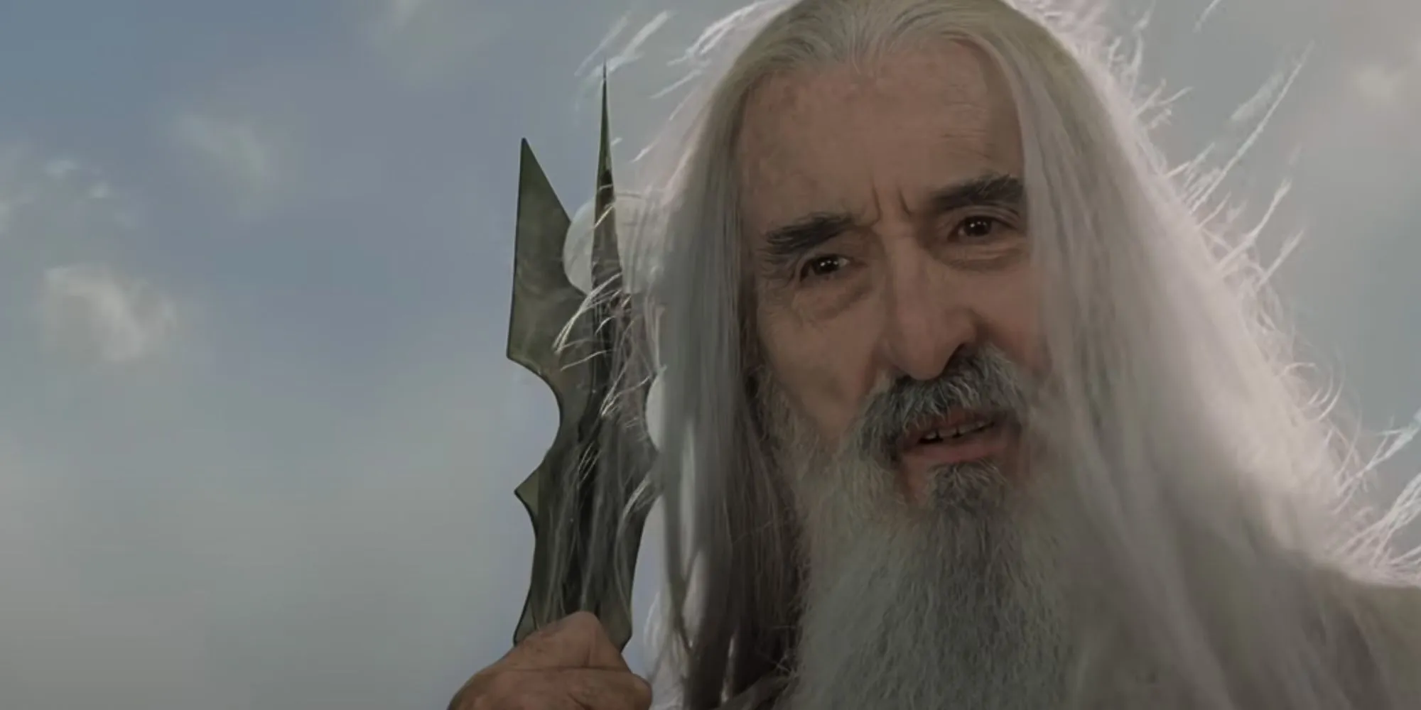 Christopher Lee como Saruman mirando hacia abajo desde lo alto de su torre en El Señor de los Anillos: El Retorno del Rey.