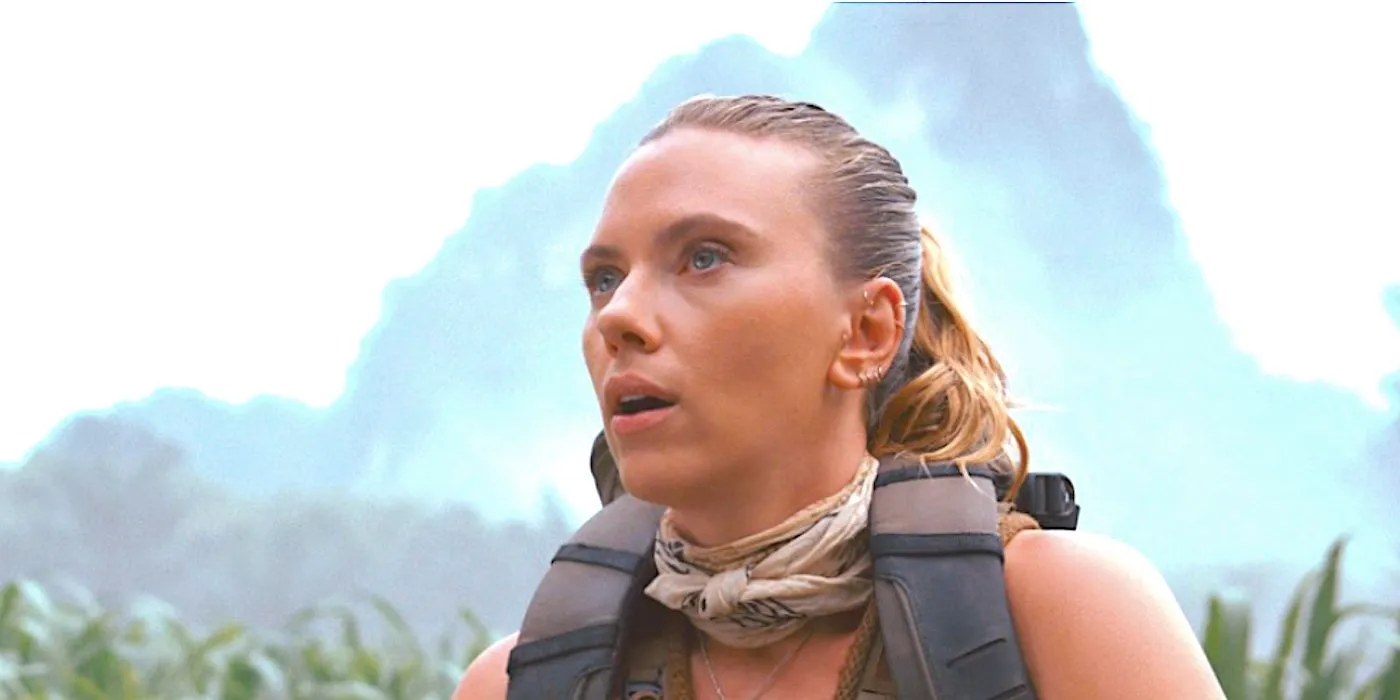 Zora grana przez Scarlett Johansson patrzy z podziwem w filmie Jurassic World Rebirth