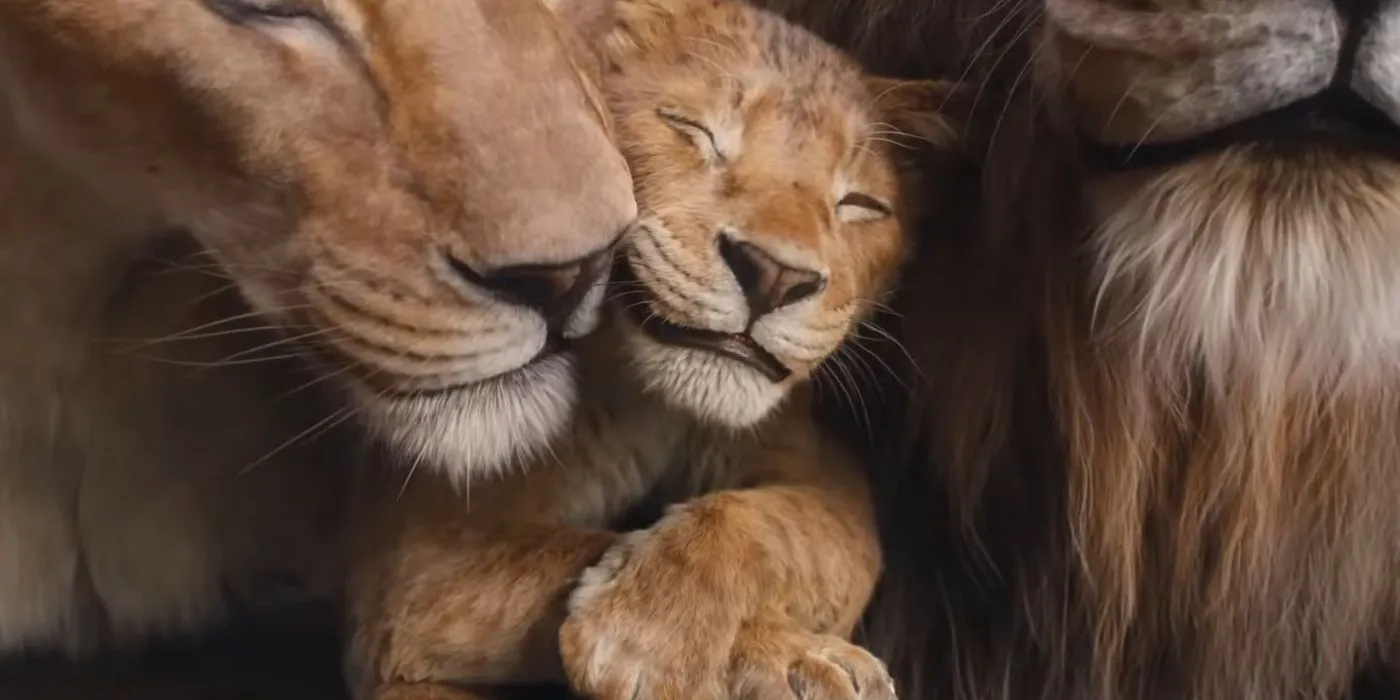 Il giovane Mufasa coccolato dai suoi genitori in Mufasa Il Re Leone