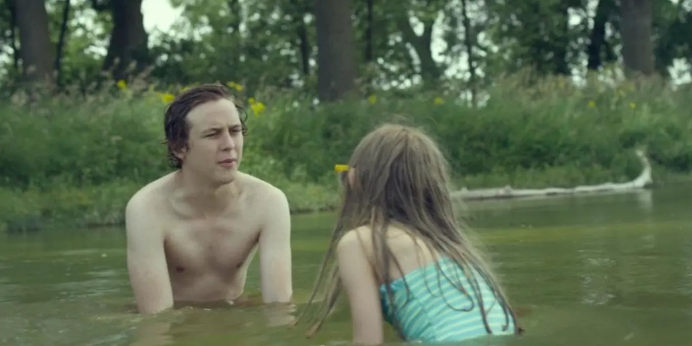 Logan Miller y Ursula Parker en Llévame al río (2015)