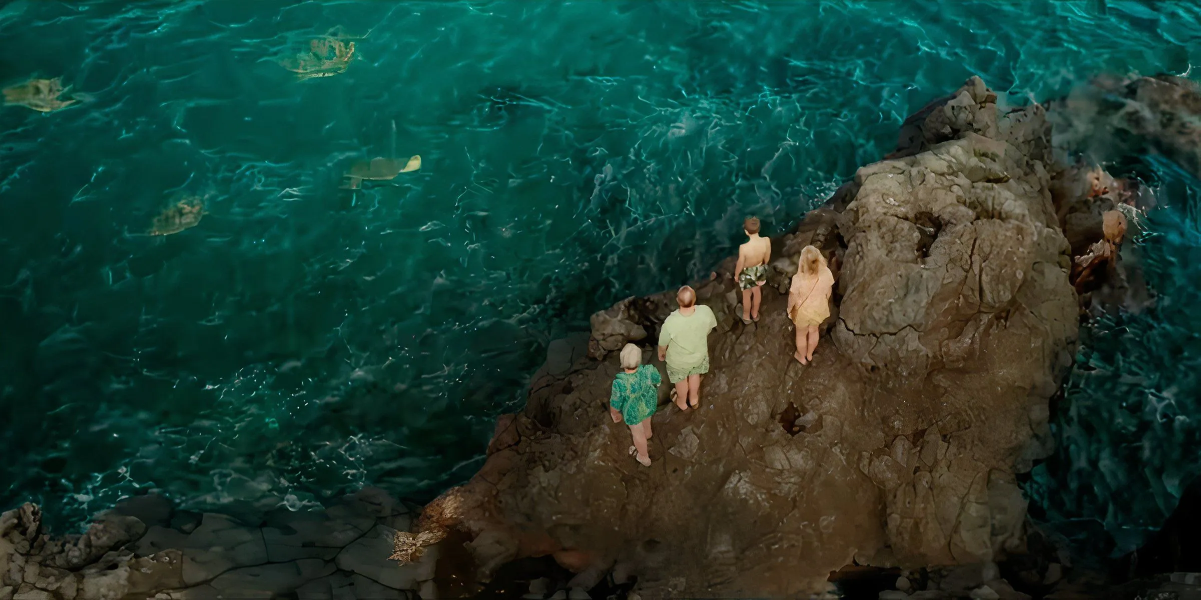 Group of people looking at the ocean in La Palma