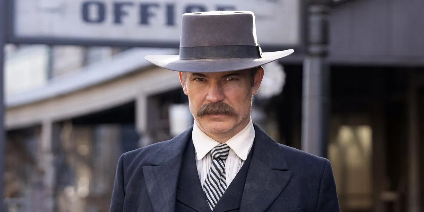 Timothy Olyphant nei panni di Seth Bullock che lancia un'occhiata intensa in Deadwood: The Movie