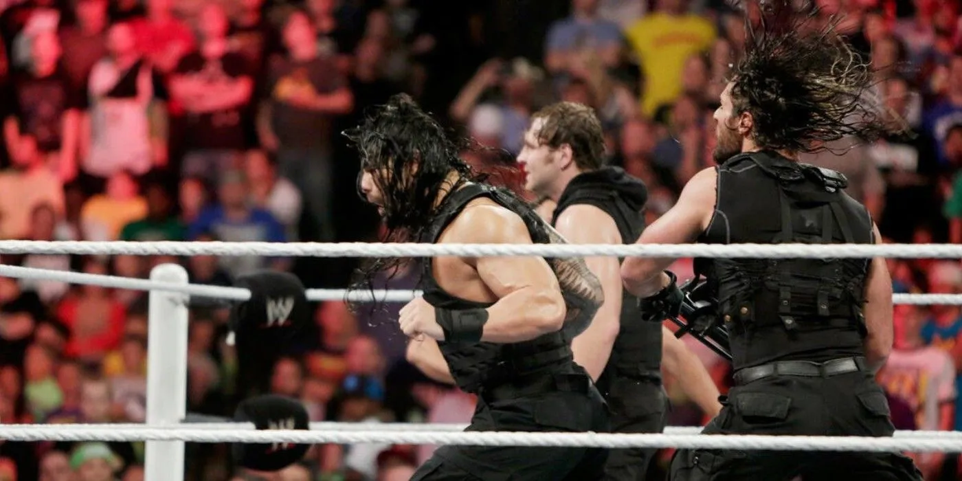 Seth Rollins acerta Roman Reigns nas costas atrás de Dean Ambrose para trair The Shield no WWE Monday Night Raw