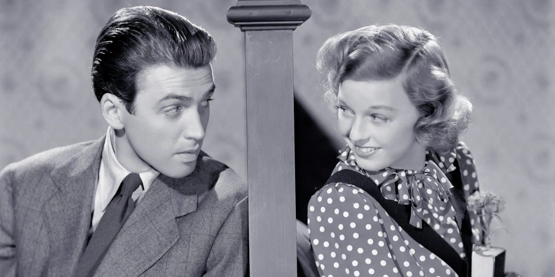 Shop Around the Corner의 난간 주변에서 서로를 바라보는 James Stewart와 Margaret Sullavan