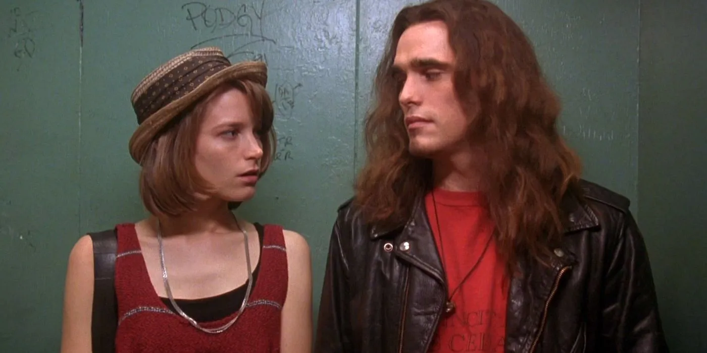 Cliff (Matt Dillon) y Janet (Bridget Fonda) se miran fijamente en un callejón en Singles