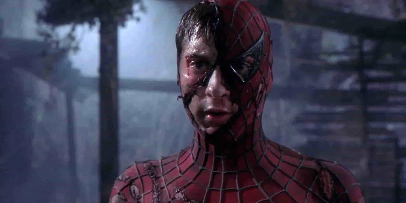 Tobey Maguire como Homem-Aranha em um traje destruído em Homem-Aranha (2002)