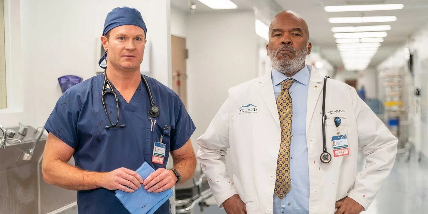 Josh Lawson e David Alan Grier in piedi uno accanto all'altro in camice e camice da laboratorio presso l'ospedale St. Denis Medical