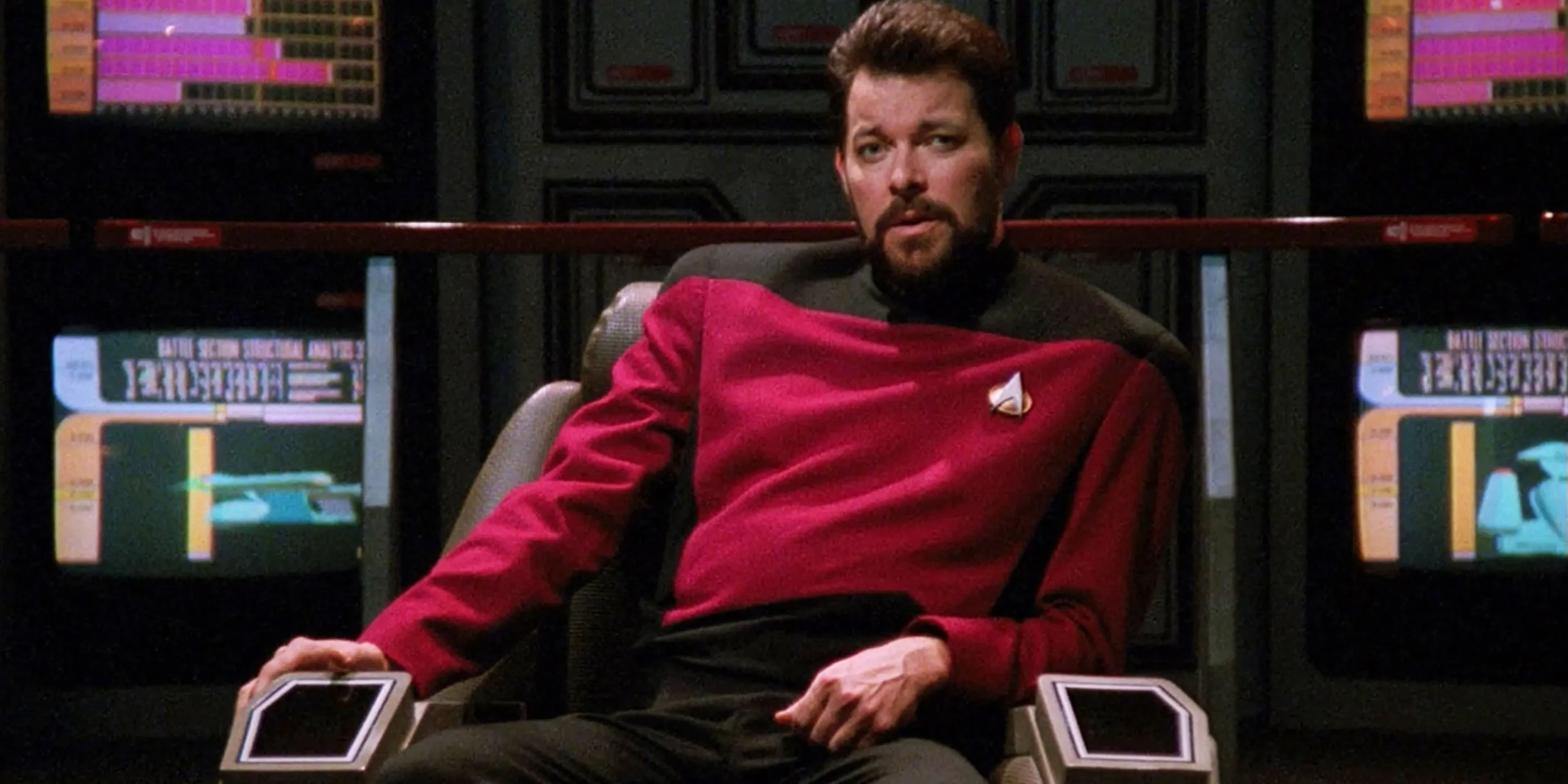 Commander Will Riker (Jonathan Frakes) auf der Kampfbrücke in Star Trek: The Next Generation,