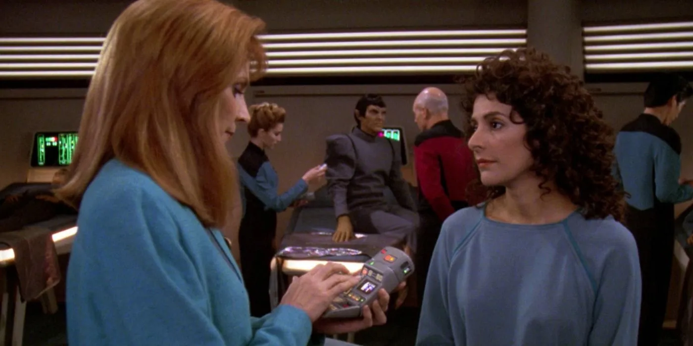 Troi y la Dra. Crusher frente al enemigo