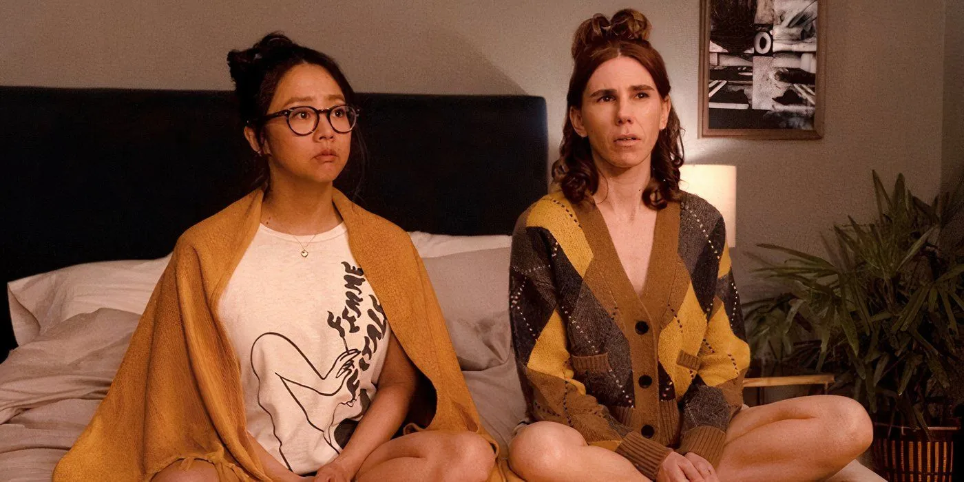 Stephanie Hsu und Zosia Mamet sitzen in Laid auf dem Bett