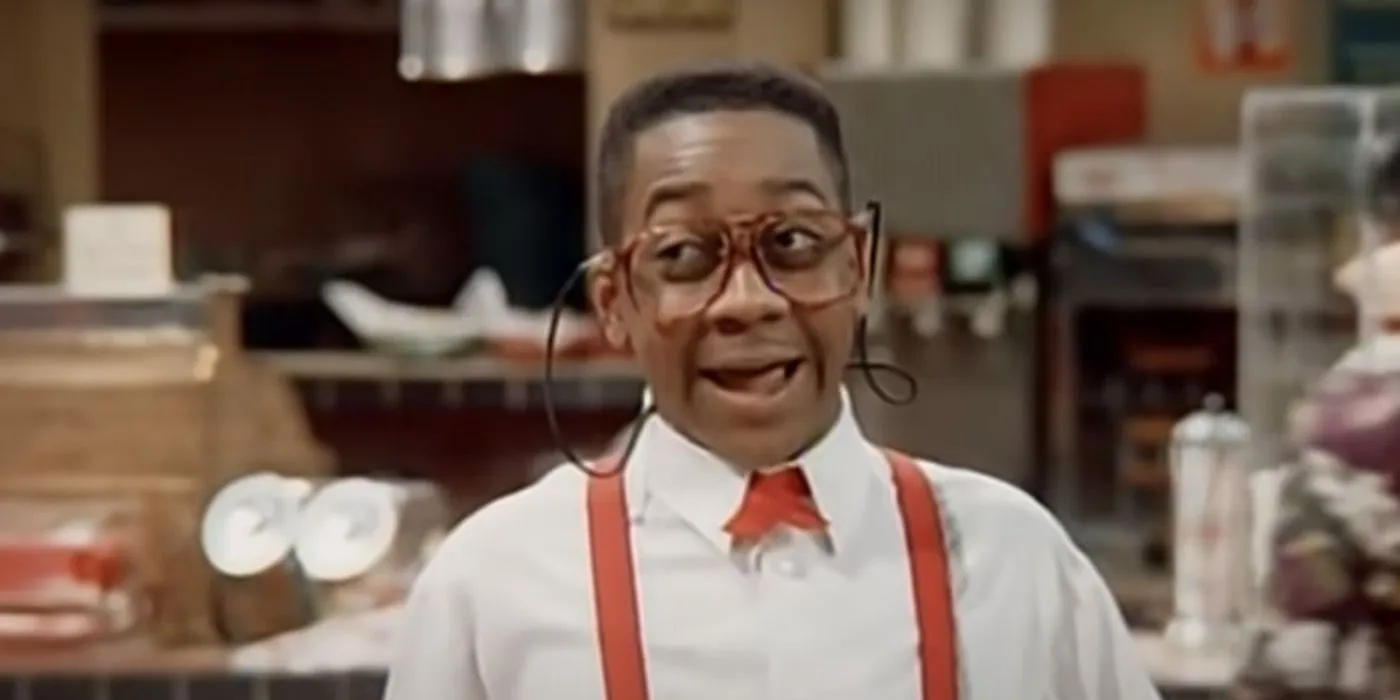 Steve Urkel de Family Matters portant des bretelles et des lunettes, au milieu d'une phrase.