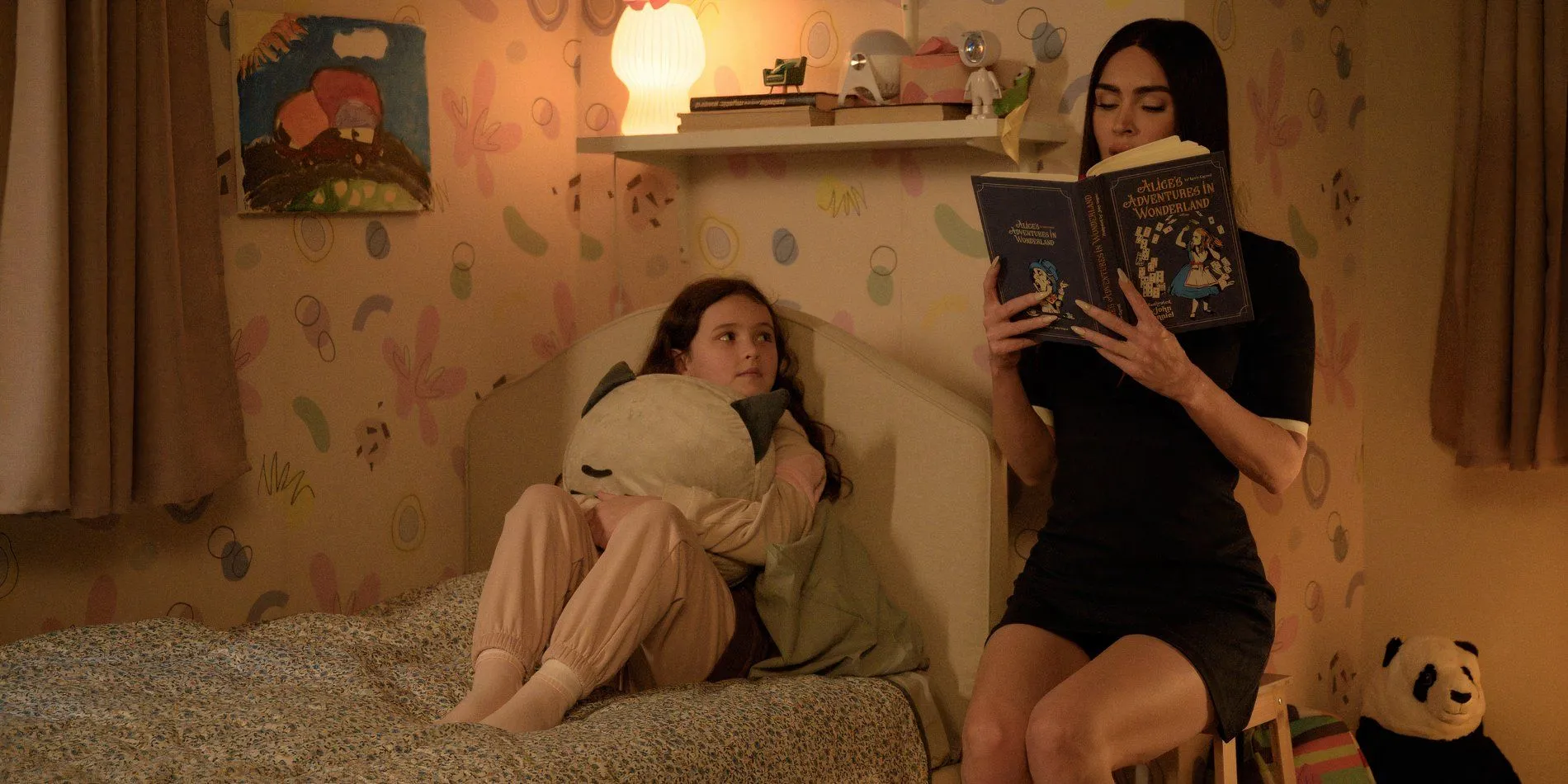 Megan Fox como Alice lendo um livro em Subservience