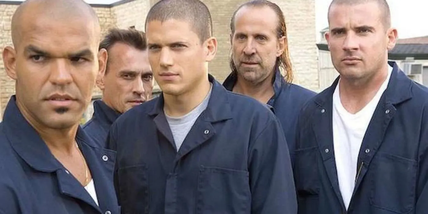 Il cast di Prison Break nel cortile della prigione