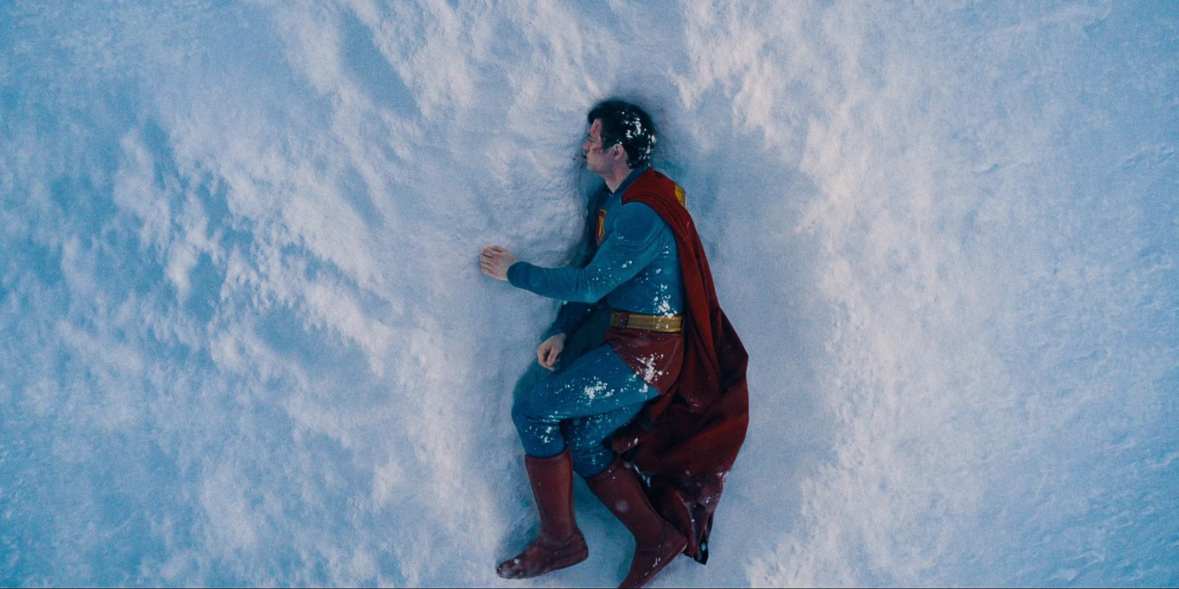 Superman está deitado na neve no trailer do Superman