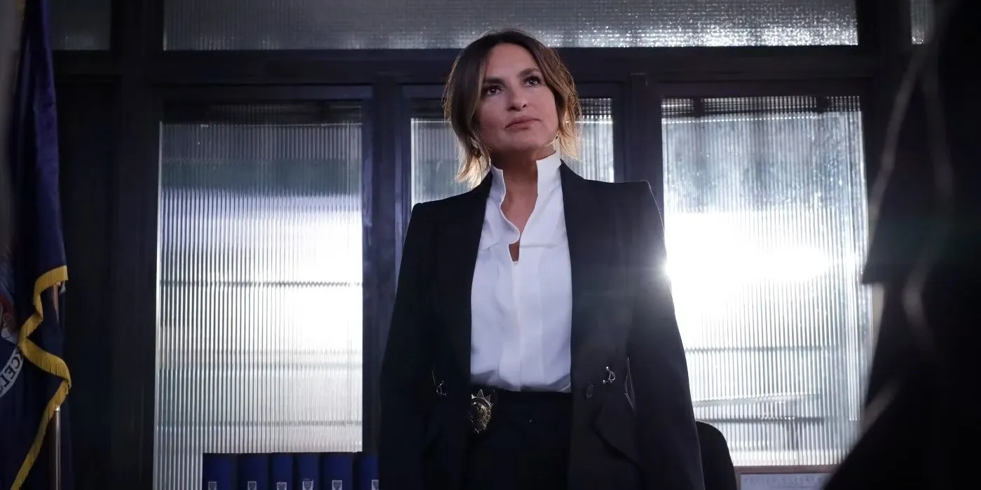 奥利维亚·本森 (Olivia Benson) 站在“法律与秩序”一集“给我庇护”中的办公桌前