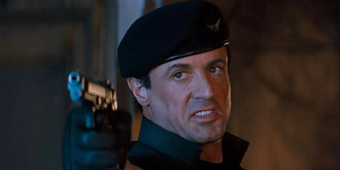 Sylvester Stallone celuje bronią w Demolition Man