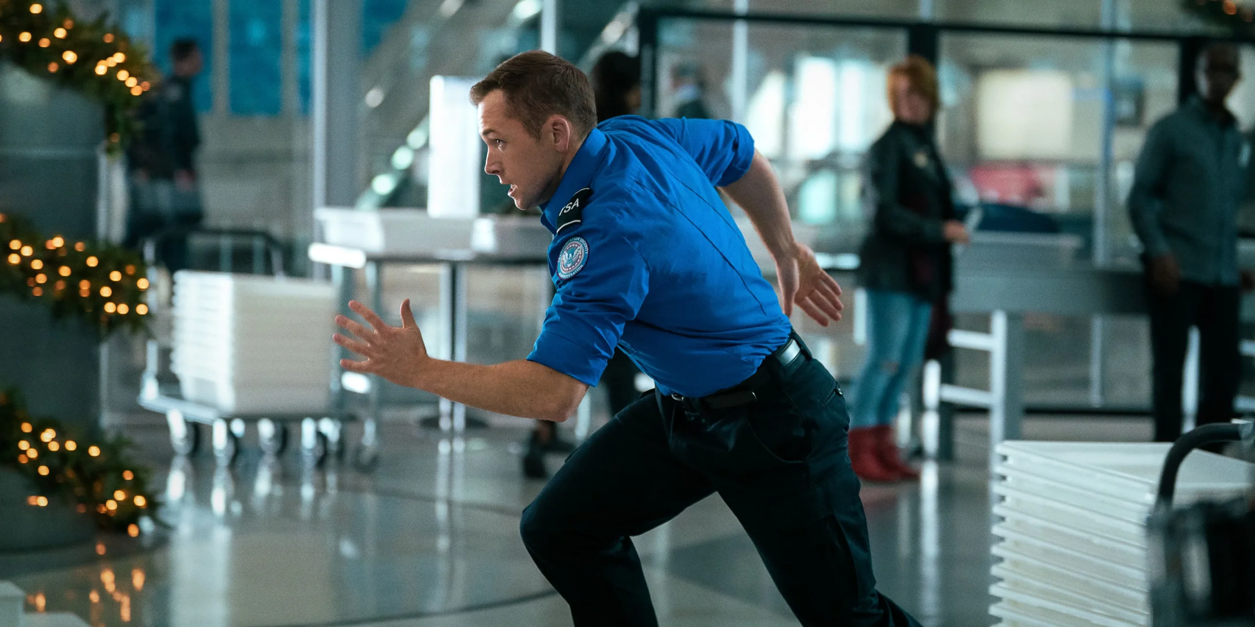 Taron Egerton als Sicherheitsbeamter einer Fluggesellschaft in „Carry-On“