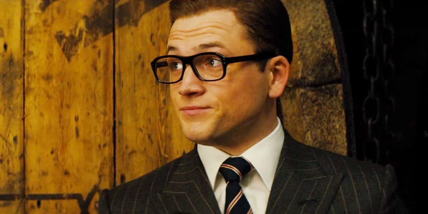 塔倫艾格頓 (Taron Egerton) 在《王牌特工：黃金圈》中飾演艾格西 (Eggsy) 微笑並向右看