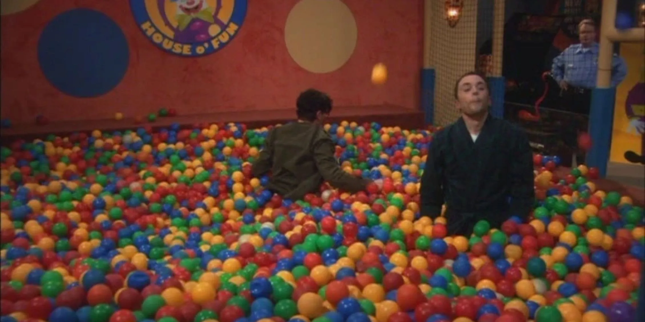 Sheldon in una piscina di palline