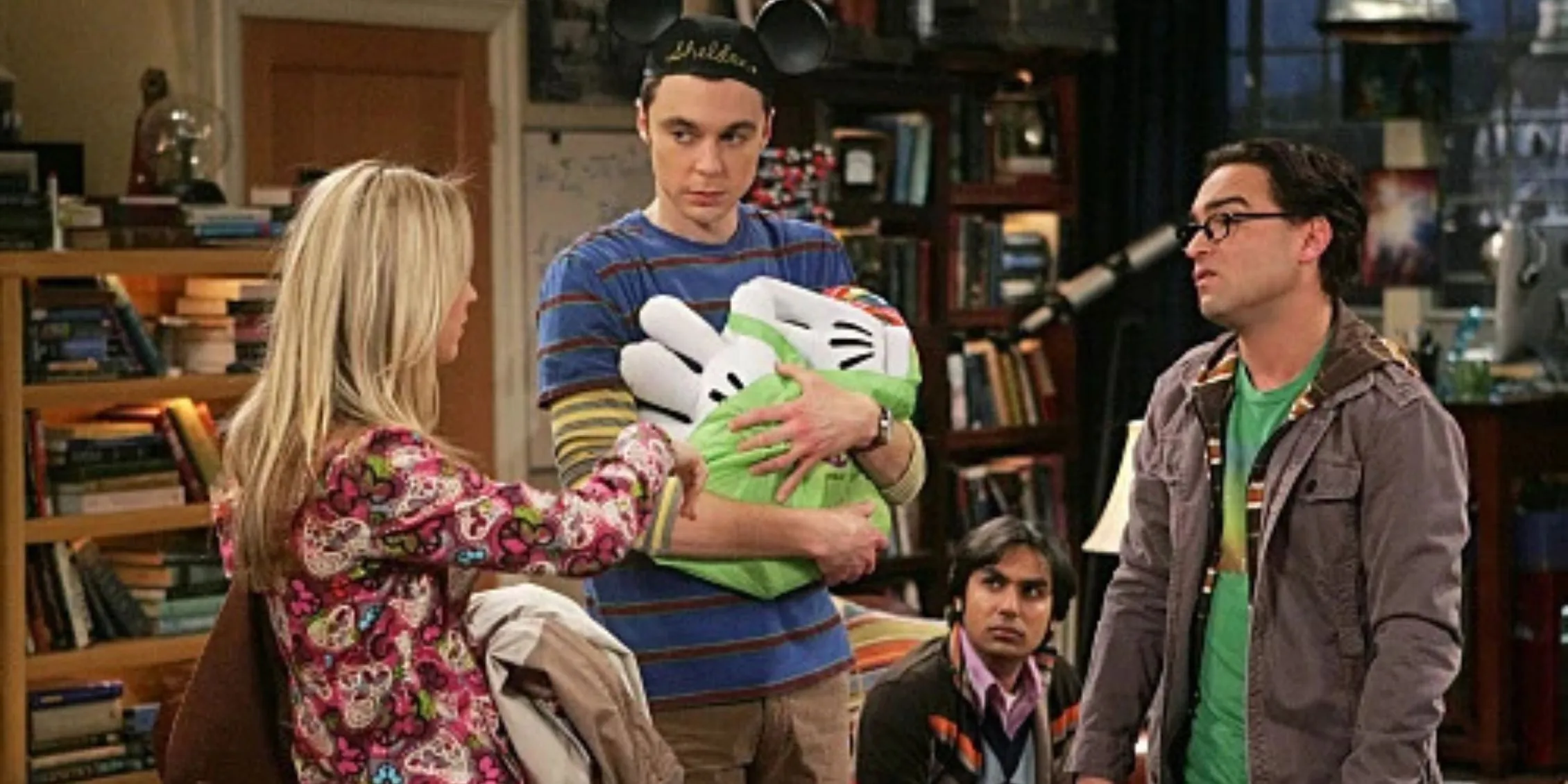 Sheldon guarda Leonard e Penny