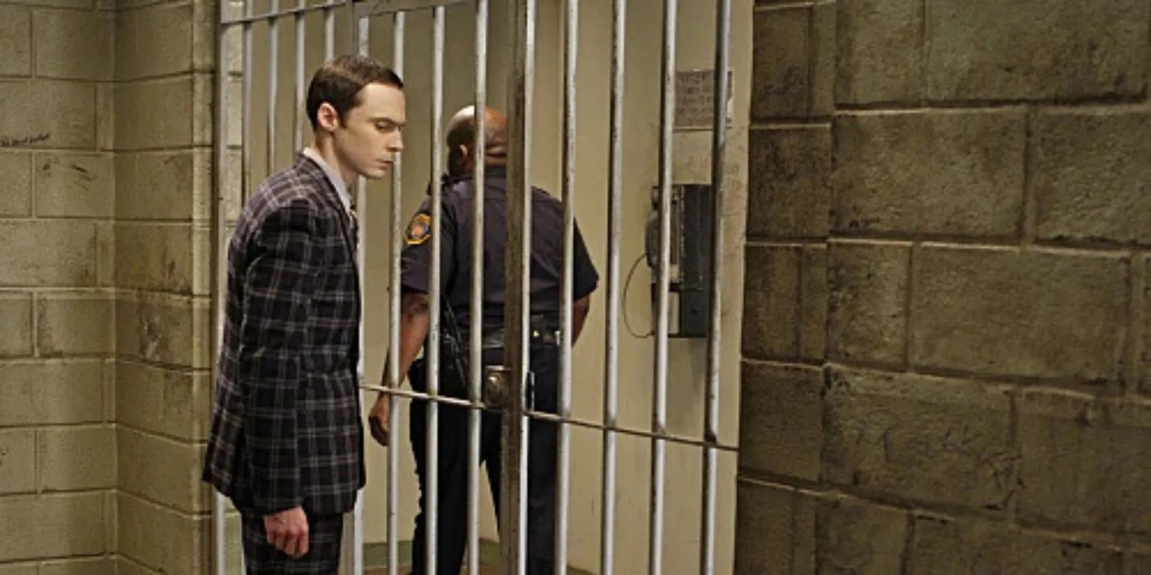 Sheldon in prigione mentre una guardia lo guarda