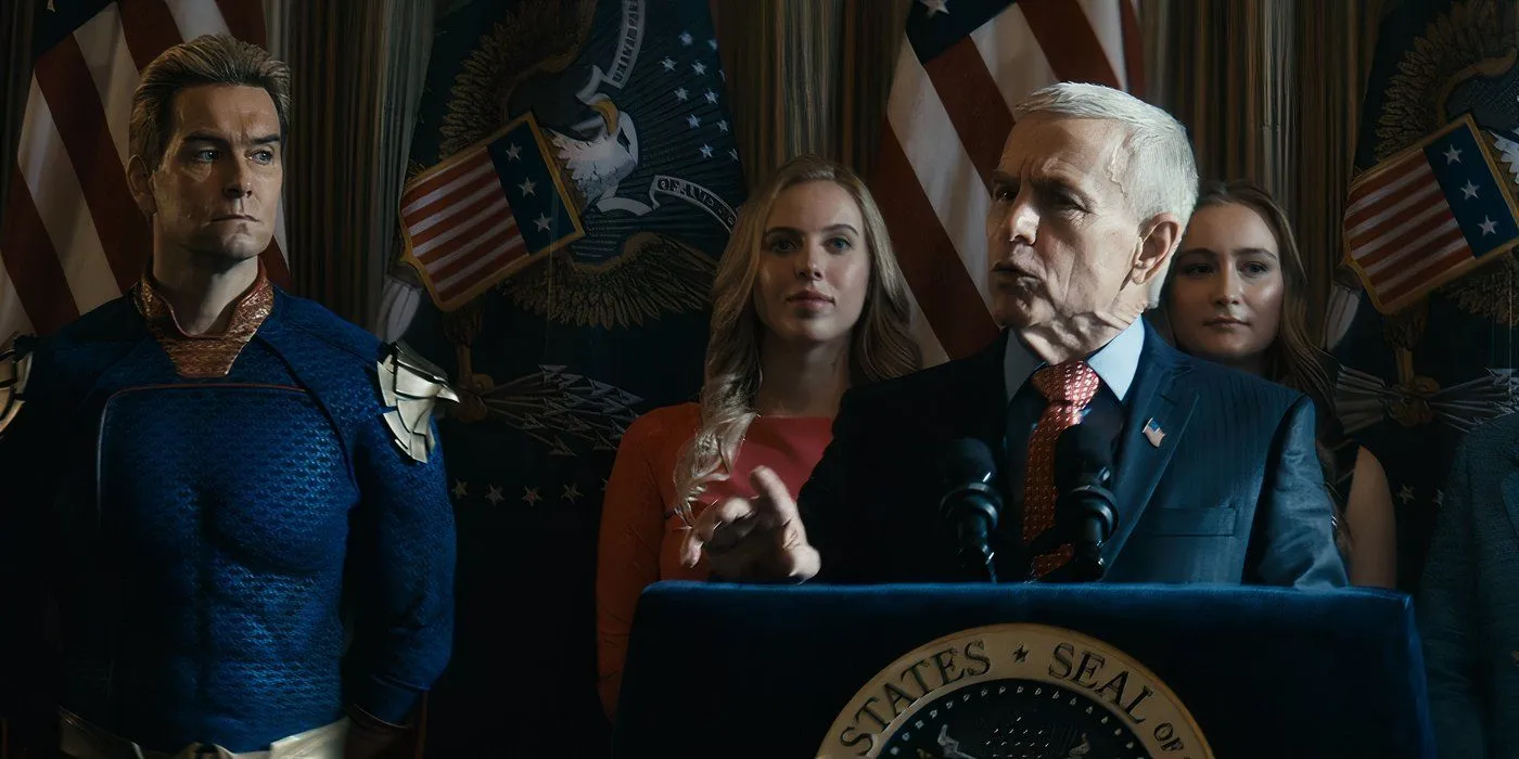 Antony Starr dans le rôle de Homelander et du sénateur Calhoun prononçant un discours dans The Boys