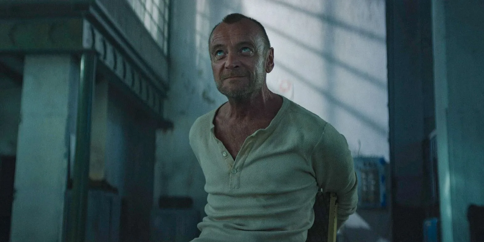 Norman (Richard Dormer) legato a una sedia per farlo confessare in The Day of the Jackal Stagione 1 Ep 5