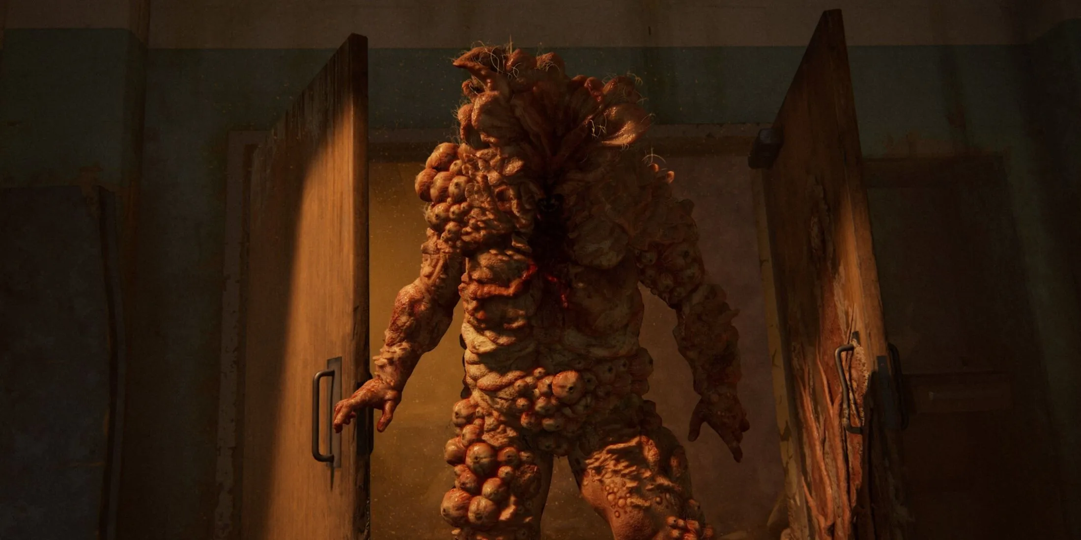 Bloater aparecendo pela porta em The Last of Us Parte 1