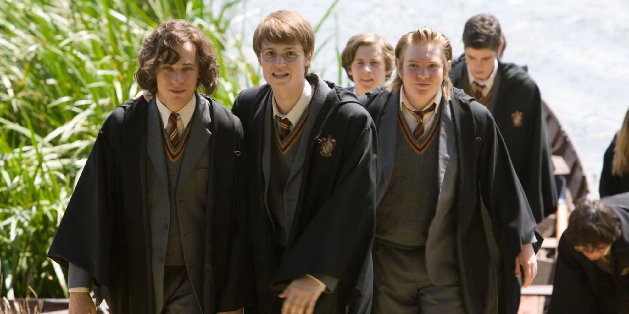 Les Maraudeurs se promenant au bord du lac dans Harry Potter.