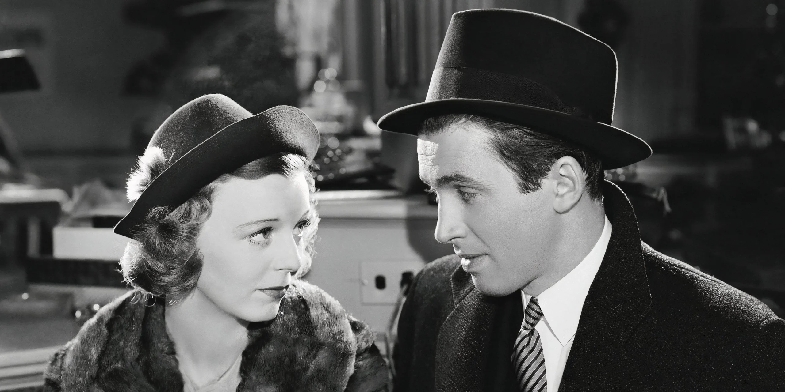 The Shop Around the Corner의 James Stewart와 Margaret Sullavan이 서로를 바라보고 있습니다.