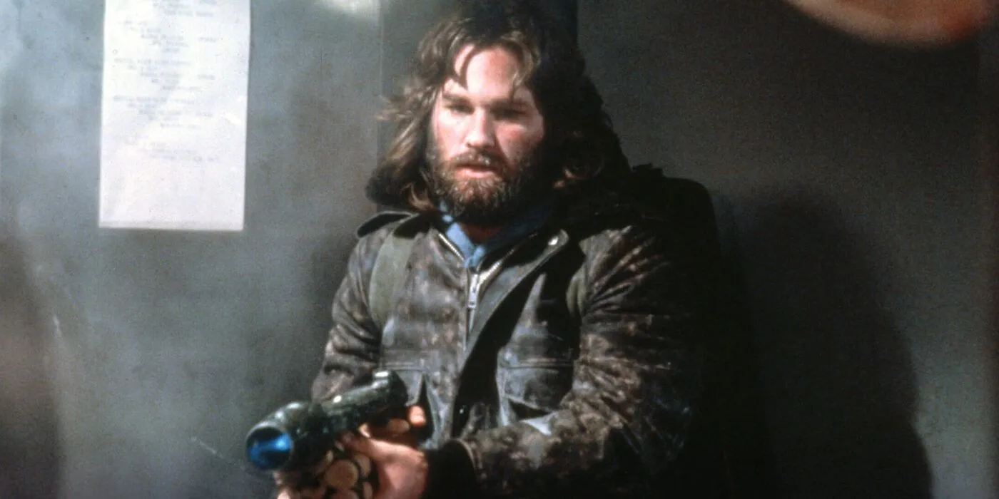 Kurt Russell como MacReady con un lanzallamas en La cosa 1982