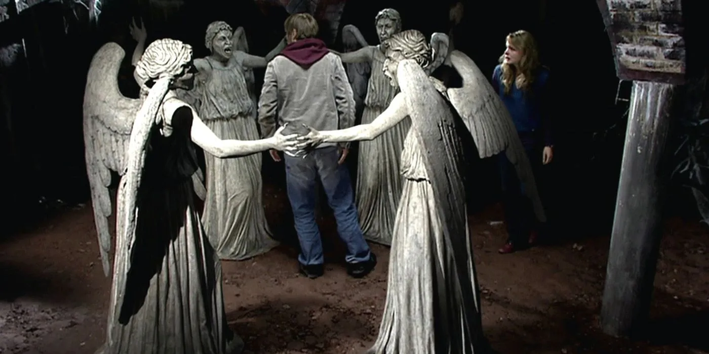 Larry Sparrow si trova tra i Weeping Angels dopo la loro sconfitta nell'episodio di Doctor Who