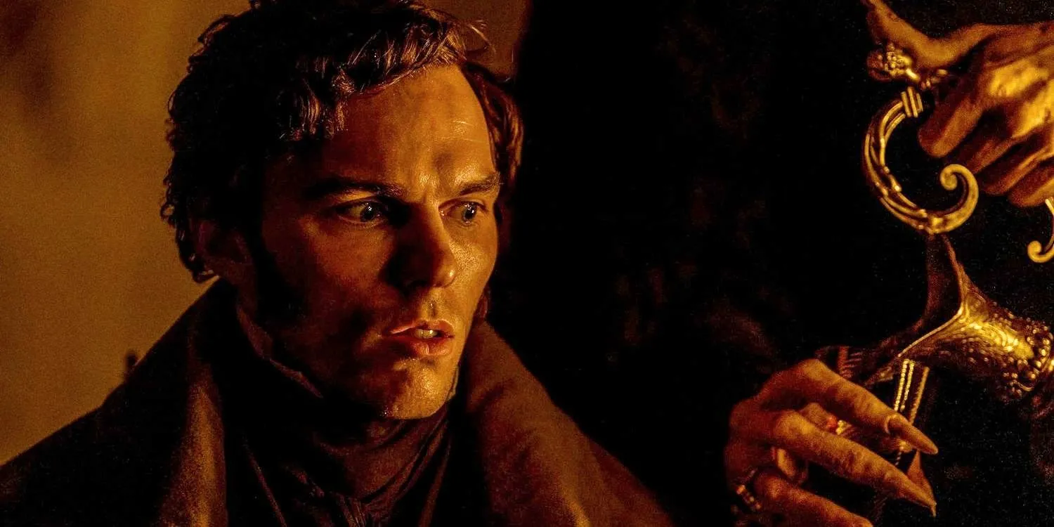 Thomas Hutter (Nicholas Hoult) se sorprendió al ver unas manos siniestras verterle vino en Nosferatu